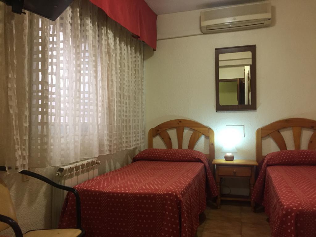 Hostal Jacinto Alcala de Henares Luaran gambar